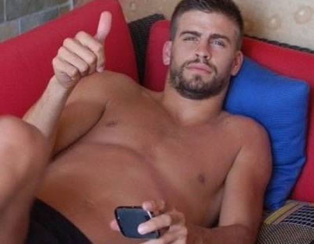 Sezy Gerard Pique probably doesn't need these thumb exercises.